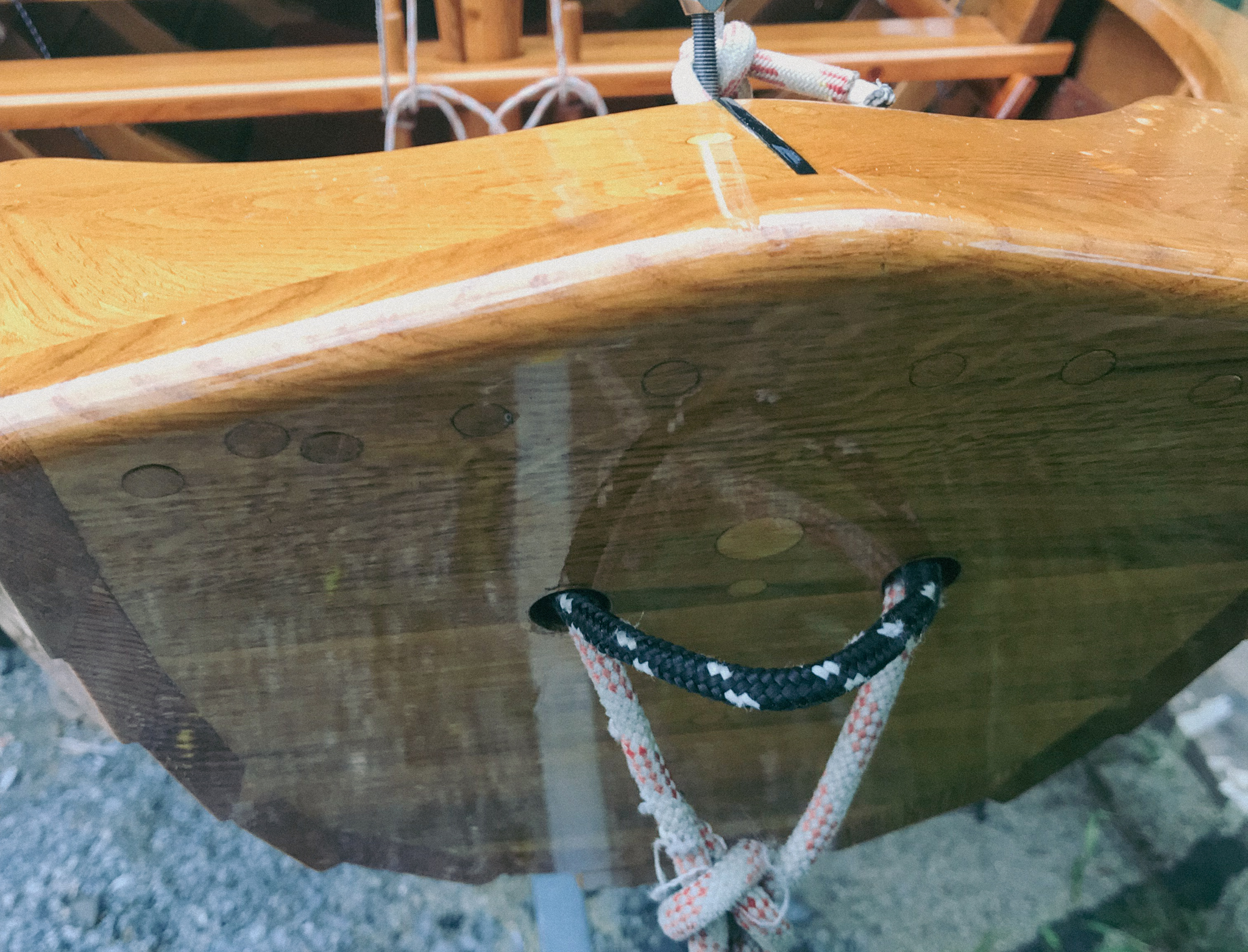 Närbild på den blanka lacken på förstäven av en eka.